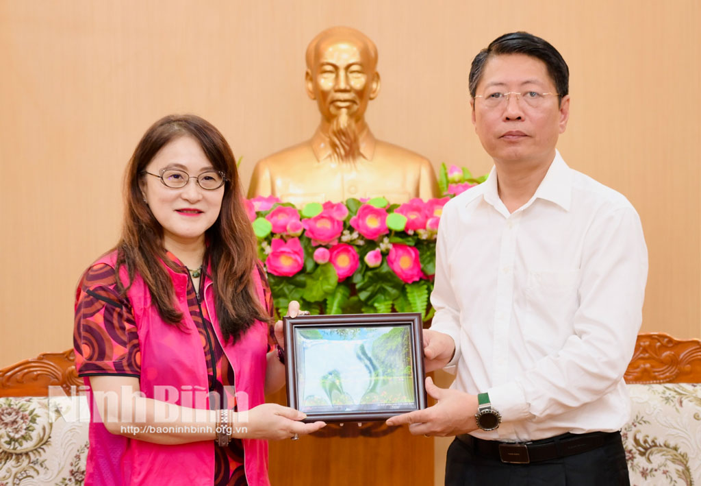 Đồng chí Phó Chủ tịch Thường trực UBND tỉnh tiếp Đoàn công tác của Hiệp hội Nhiếp ảnh Hoa Kỳ