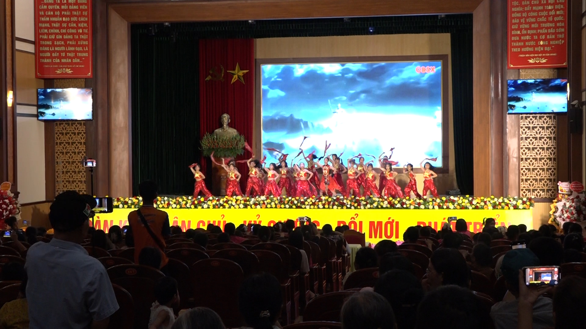 Phường Kim Bảng tổ chức giao lưu văn nghệ chào mừng thành công Đại hội Đại biểu Đảng bộ phường Kim Bảng lần thứ nhất, nhiệm kỳ 2025-2030.