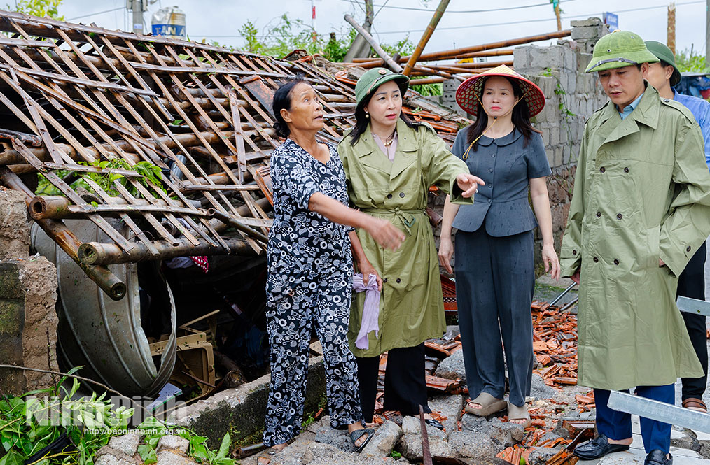 Đồng chí Phó Bí thư Thường trực Tỉnh ủy Đinh Thị Lụa kiểm tra, chỉ đạo khắc phục hậu quả do lốc xoáy tại 2 phường Lý Thường Kiệt và Kim Bảng