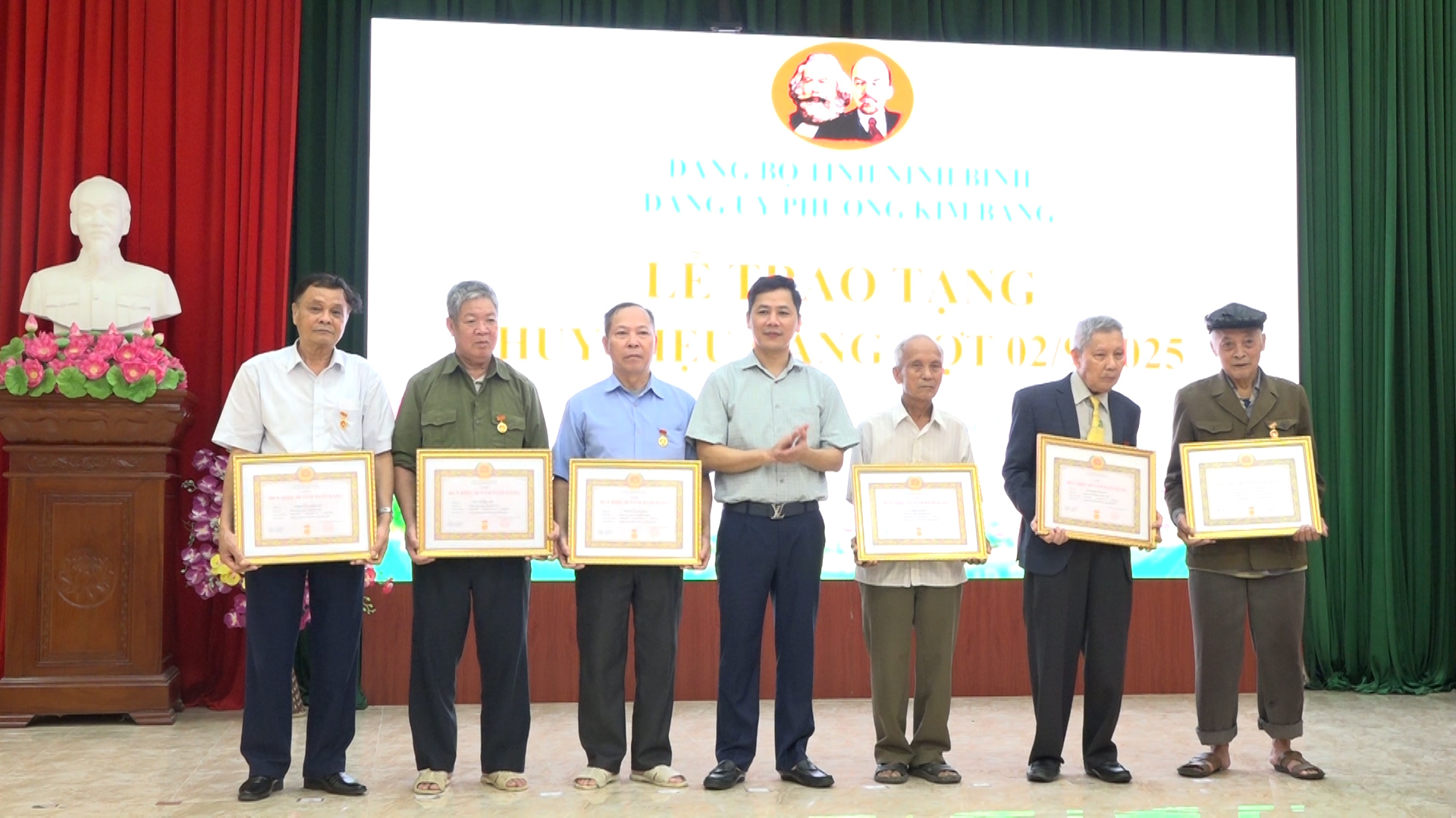 Phường Kim Bảng trao tặng huy hiệu Đảng đợt 2/9