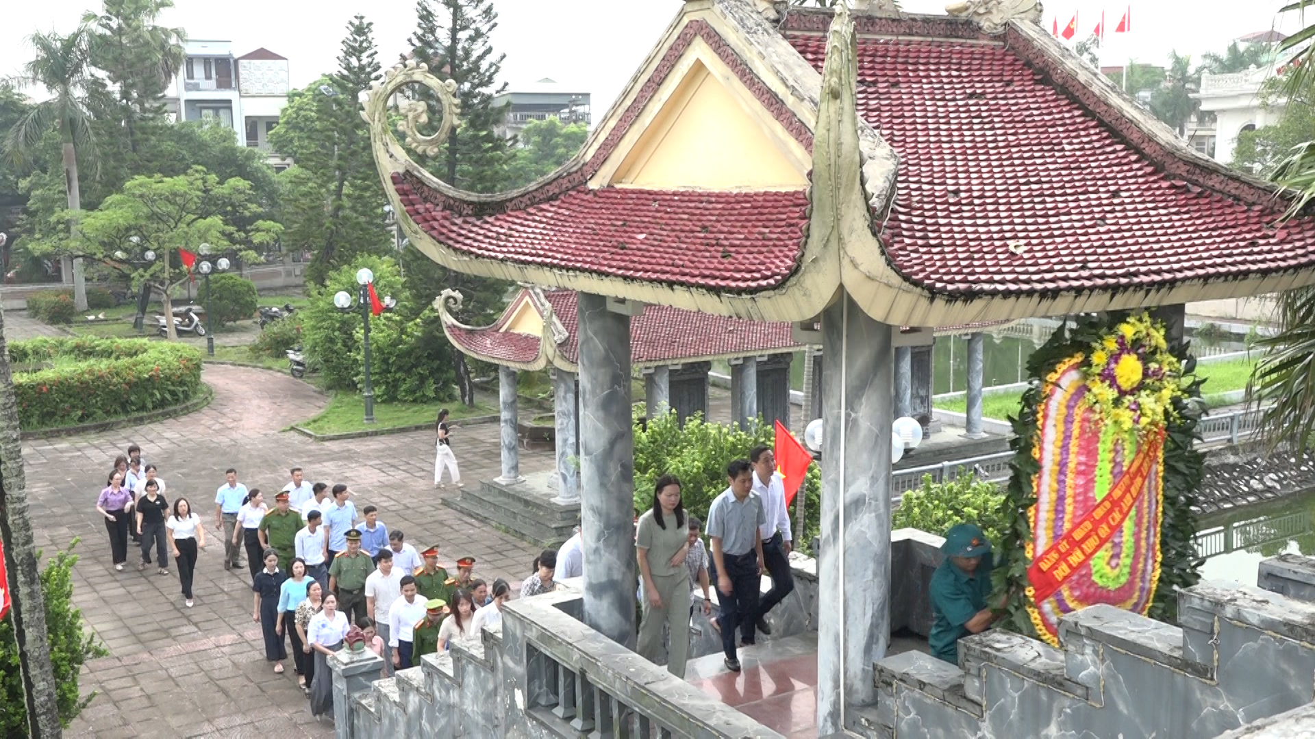 Đoàn lãnh đạo, cán bộ, công chức, viên chức phường Kim Bảng  dâng hương tại Nghĩa trang liệt sĩ nhân kỷ niệm Quốc khánh 2/9