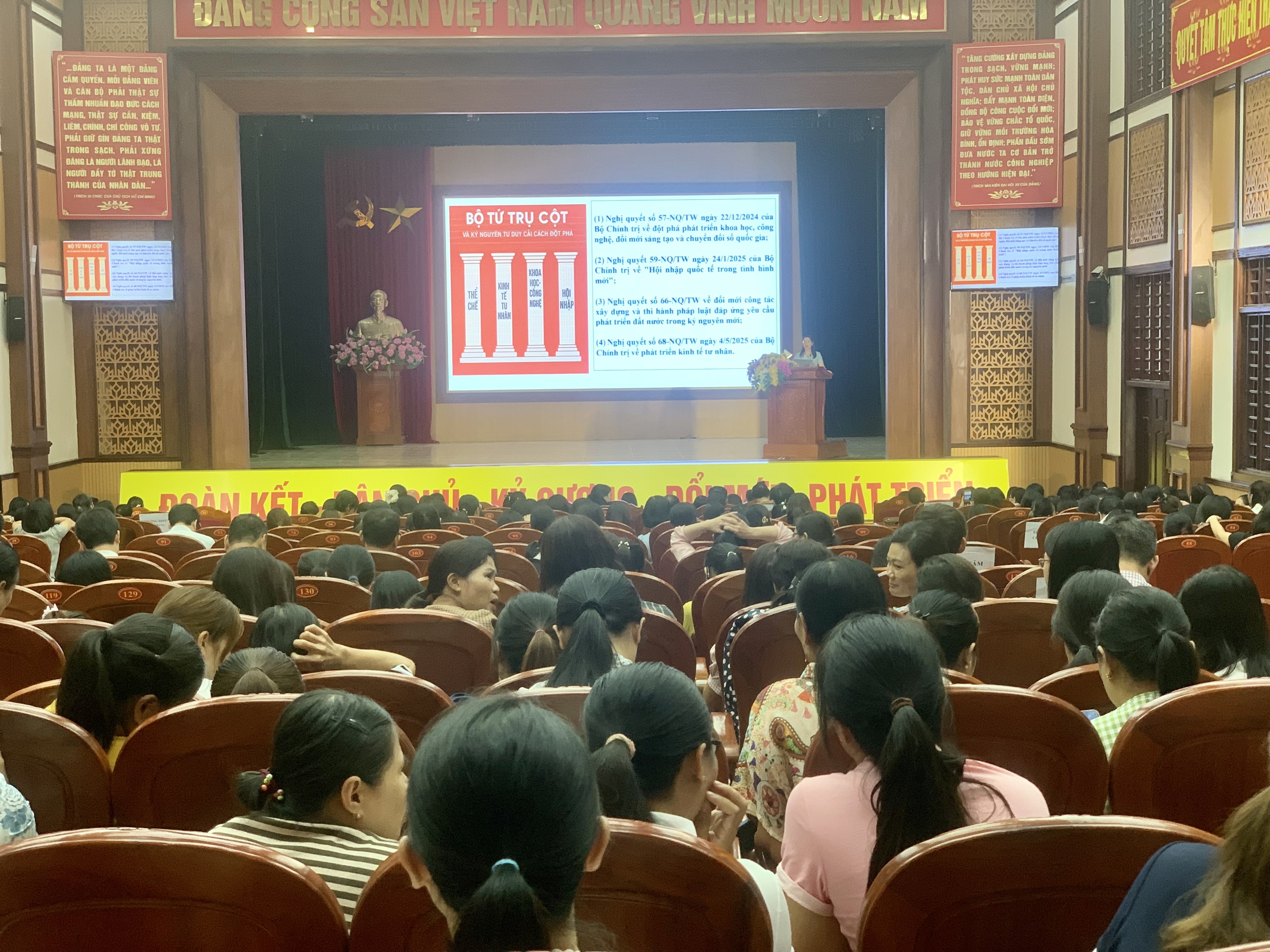 Đảng ủy phường Kim Bảng, tỉnh Ninh Bình tổ chức lớp bồi dưỡng, tập huấn lý luận chính trị hè năm 2025.